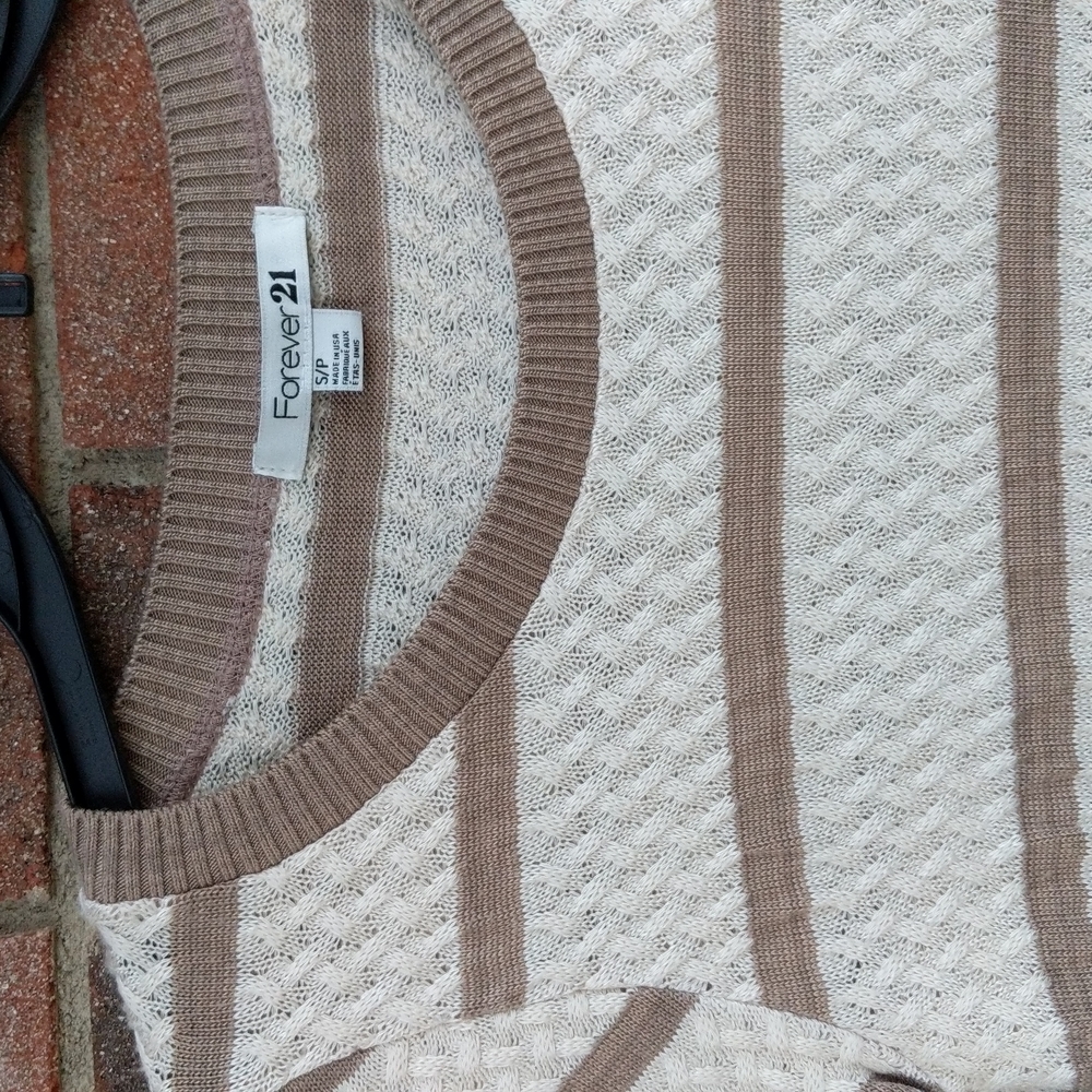 Forever 21 Sweater Size SP - Picture 2 of 9